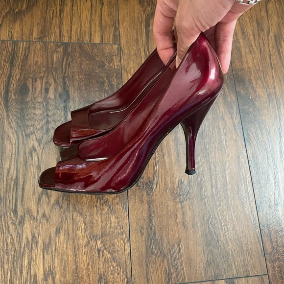 BCBG burgundy heels - Picture 3 of 7